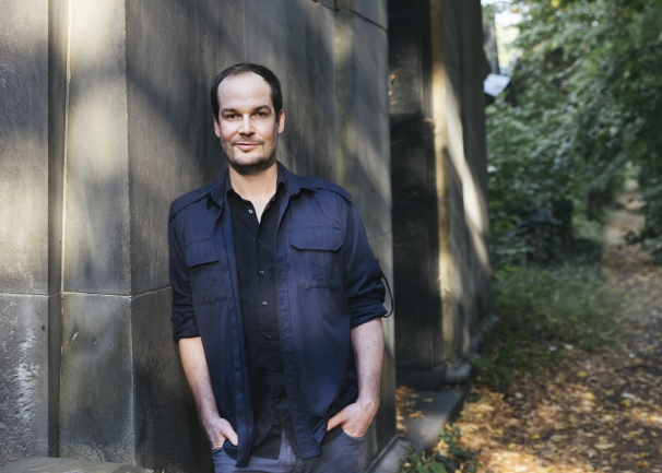 „Versöhnungstheater“: Lesung und Talk mit Max Czollek am Mittwoch, 19. März um 19 Uhr im Burgsaal der Wewelsburg (© Paula Winkler)